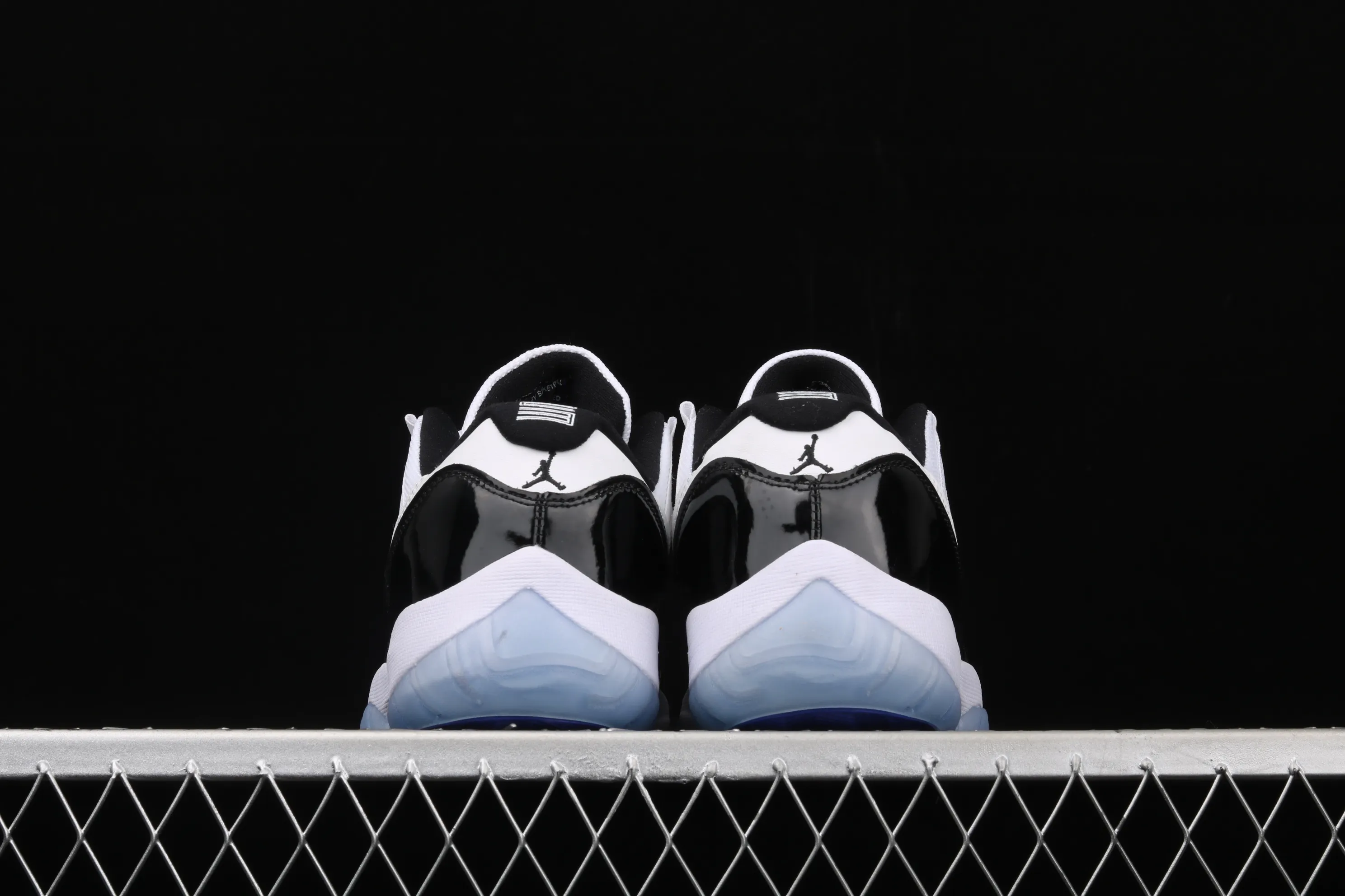 All categories Air Jordan Jordan series basketball shoes Air Jordan 11 X version Air Jordan 11 Low "Concord" AJ11 Joe 11 white and black genuine carbon 528895-153